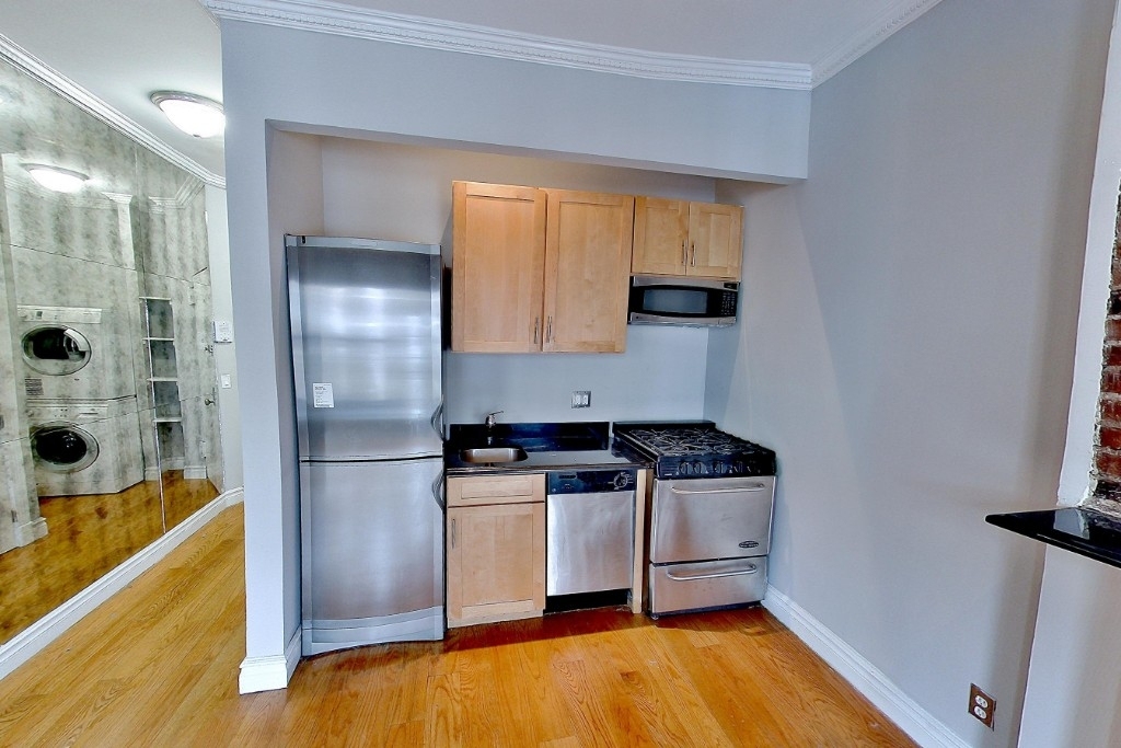 53 Leroy St., Unit 5d - Photo 2