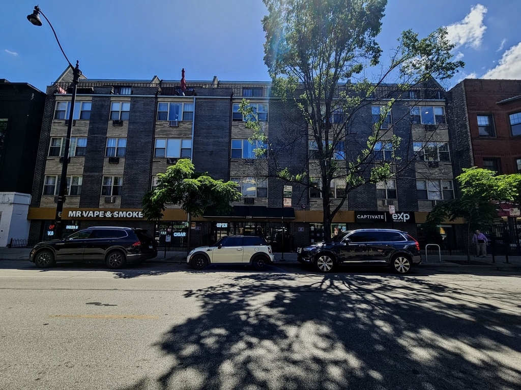 2250 N Lincoln Avenue - Photo 0
