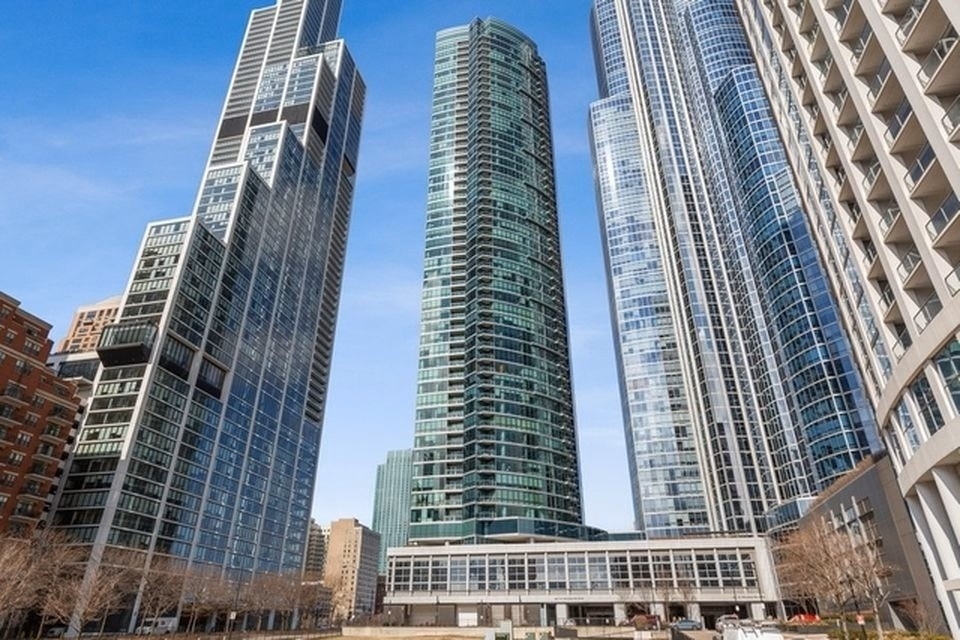 1201 S Prairie Avenue - Photo 0