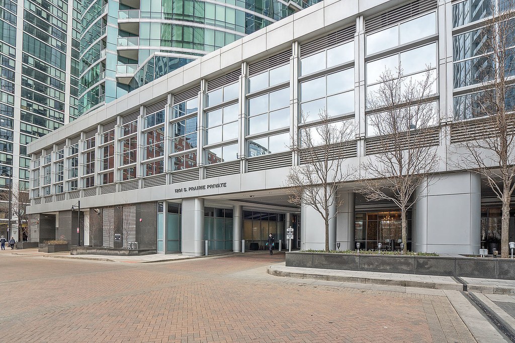 1201 S Prairie Avenue - Photo 1