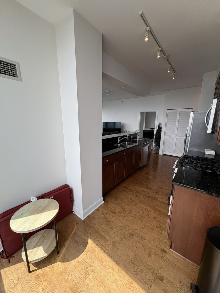 1201 S Prairie Avenue - Photo 6