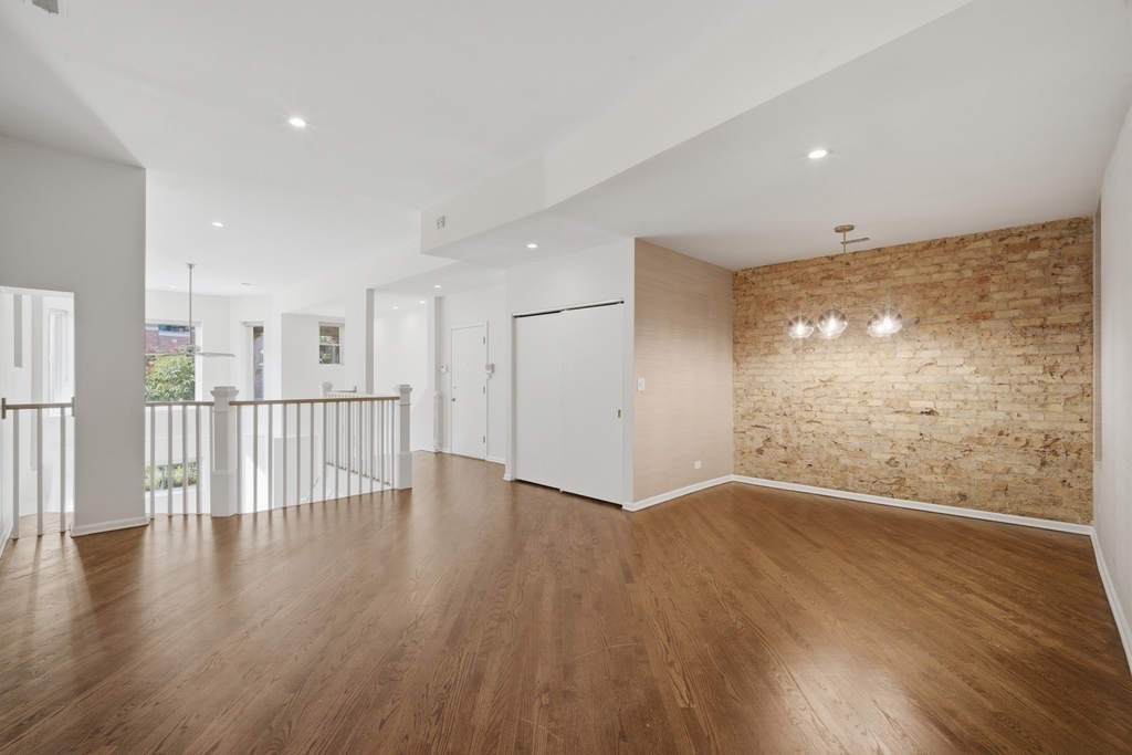 626 W Buckingham Place - Photo 3