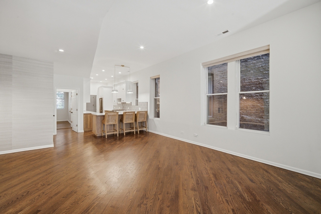 626 W Buckingham Place - Photo 2