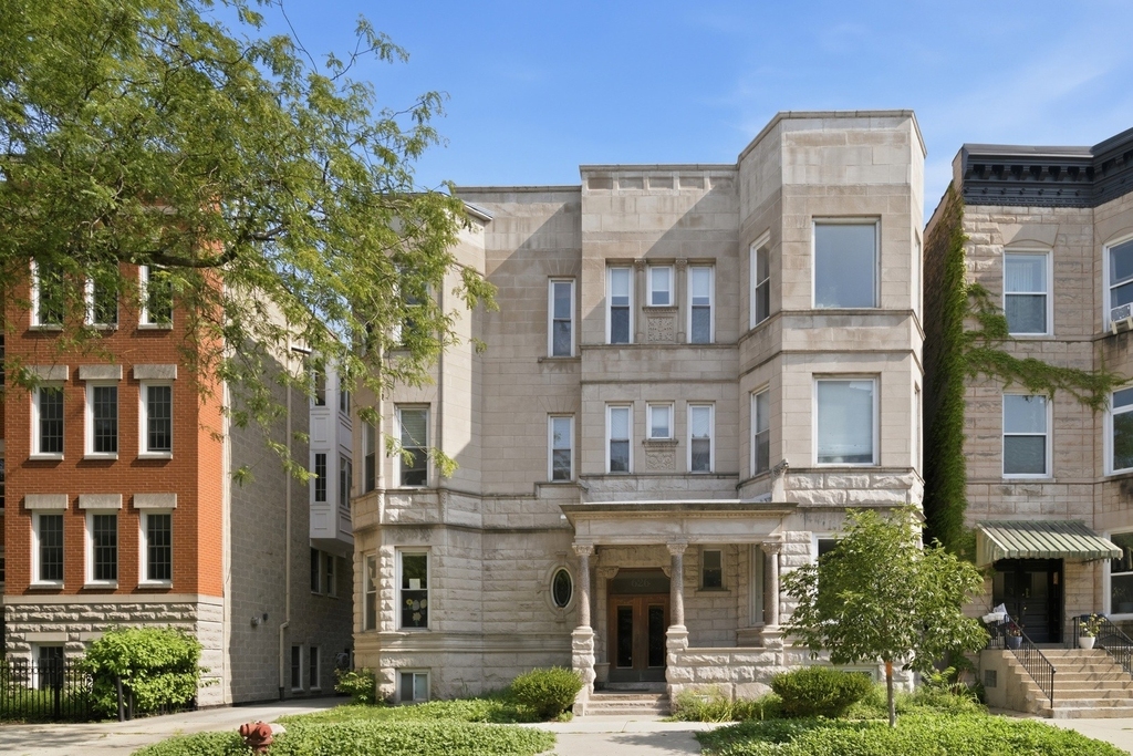 626 W Buckingham Place - Photo 0