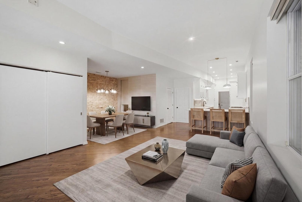 626 W Buckingham Place - Photo 1