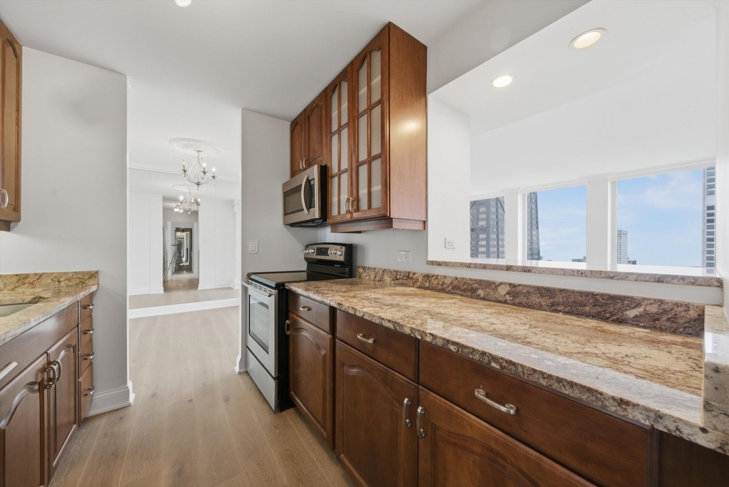 111 E Chestnut Street - Photo 5