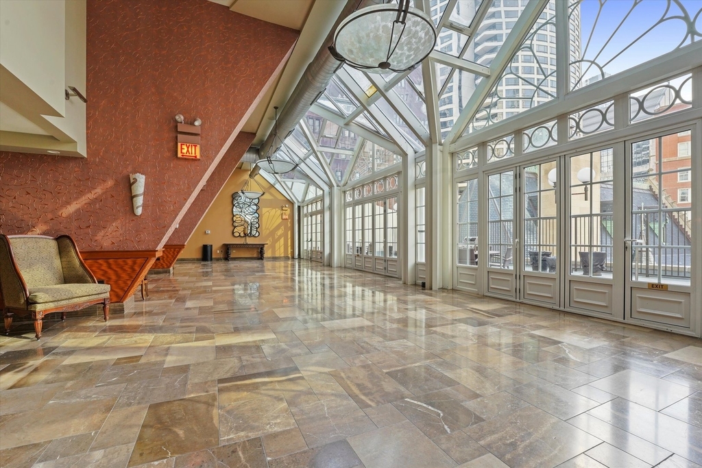 111 E Chestnut Street - Photo 17