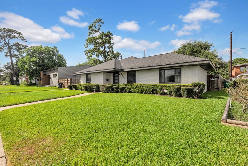 3327 Wentworth Street - Photo 2