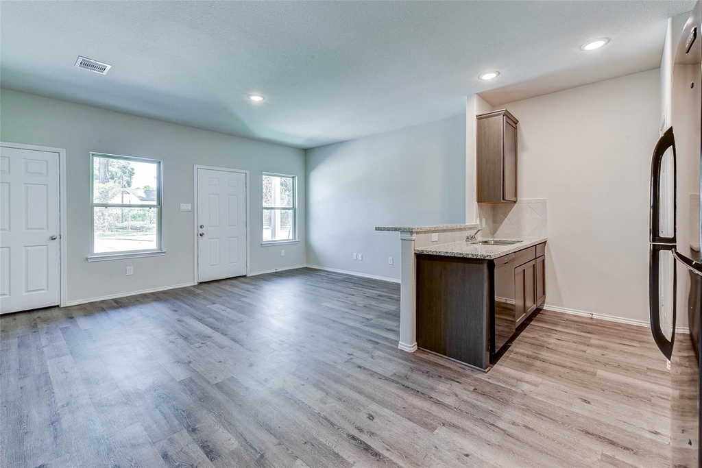 407 E Avenue G - Photo 3