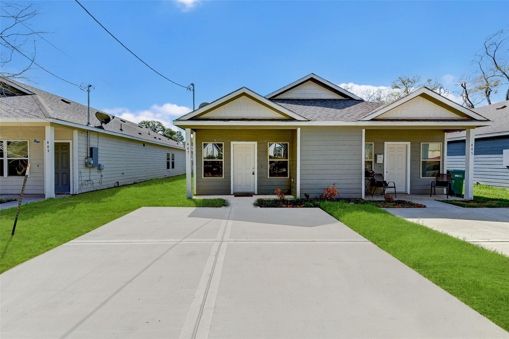 407 E Avenue G - Photo 0