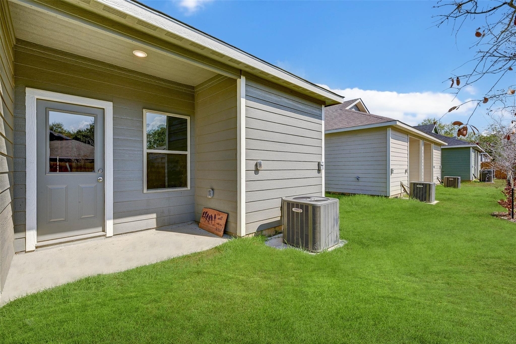 407 E Avenue G - Photo 16