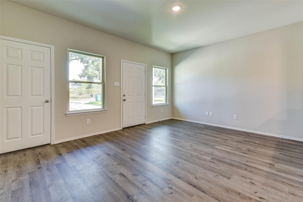 407 E Avenue G - Photo 2