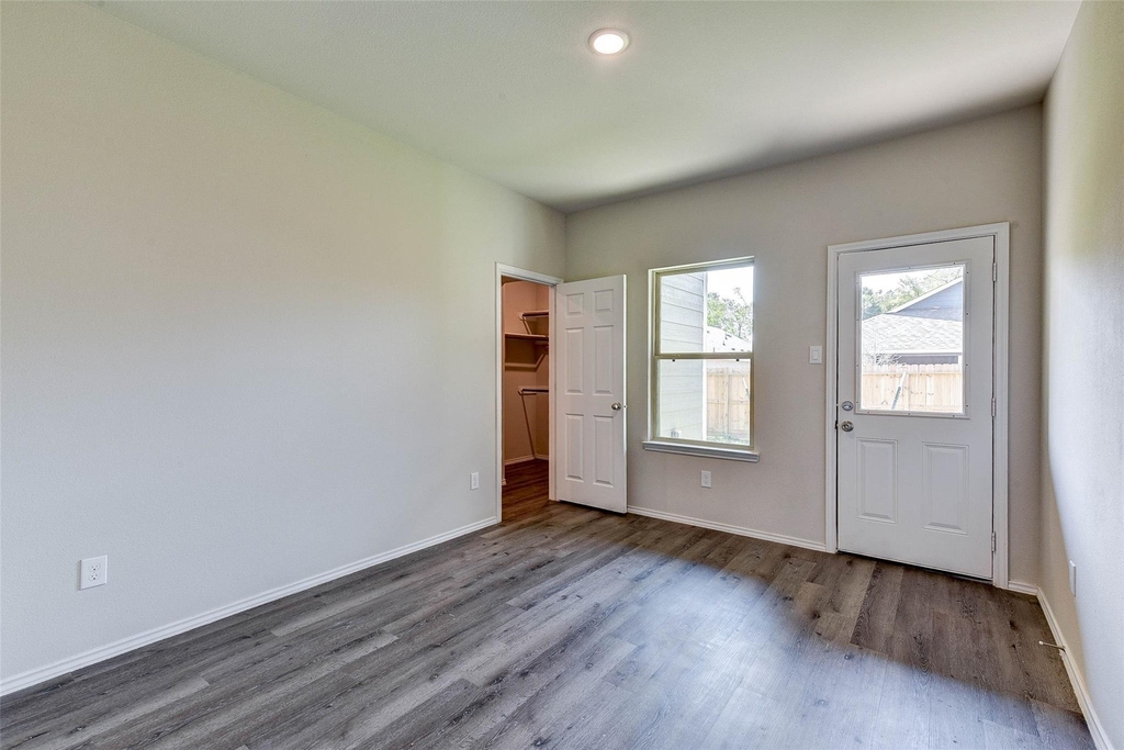 407 E Avenue G - Photo 11
