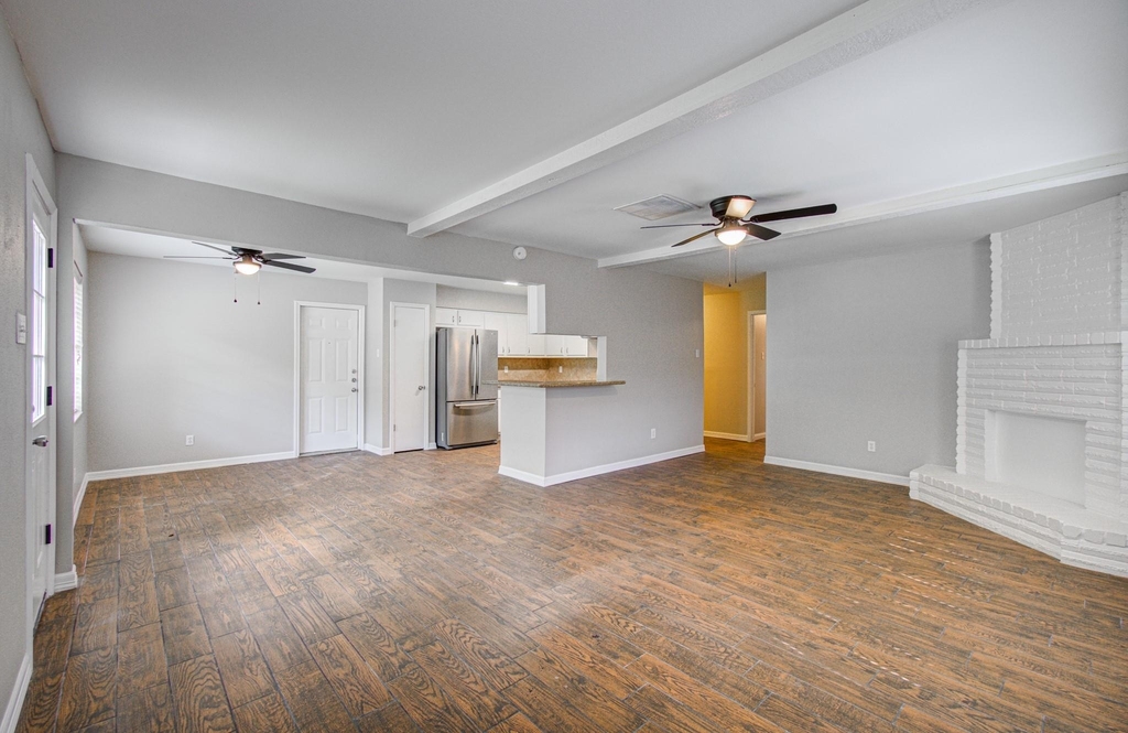 947 W Bertrand Street - Photo 4