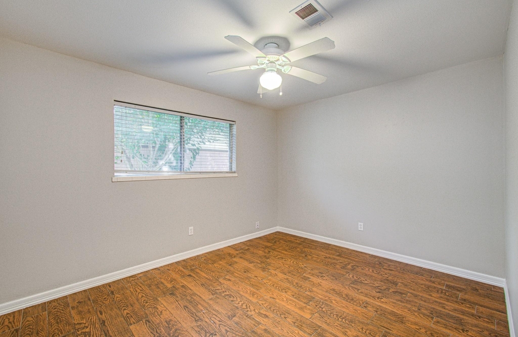 947 W Bertrand Street - Photo 16