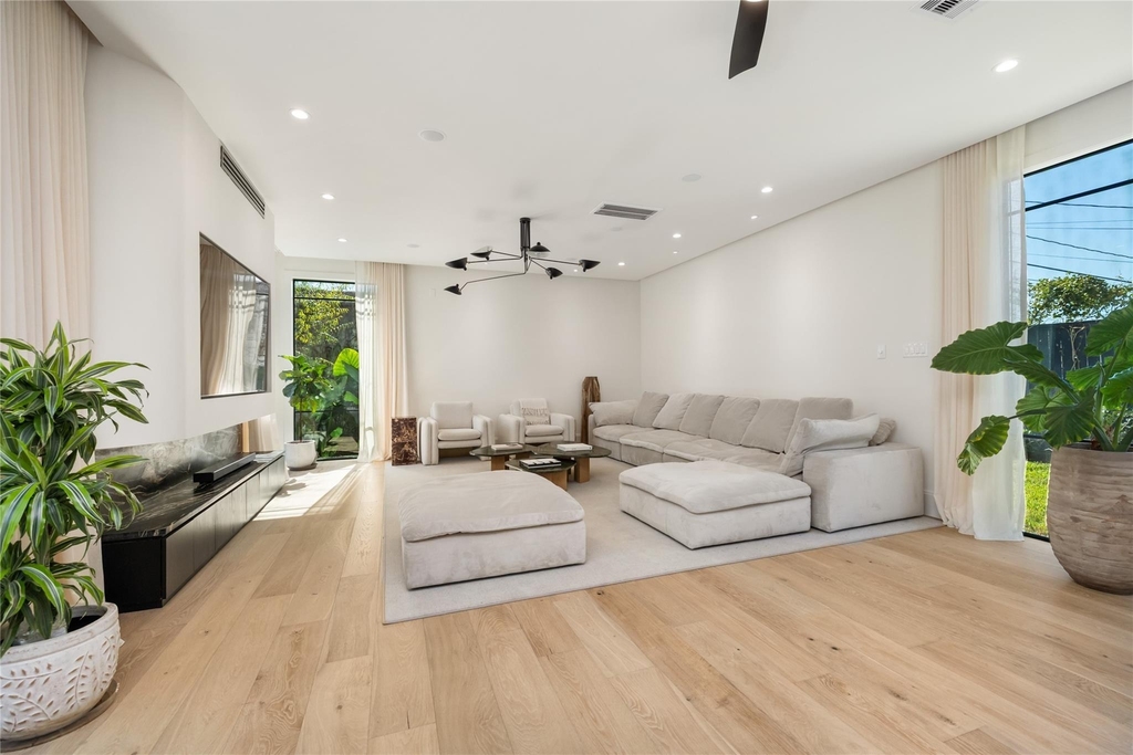 419 W 30th Street - Photo 16