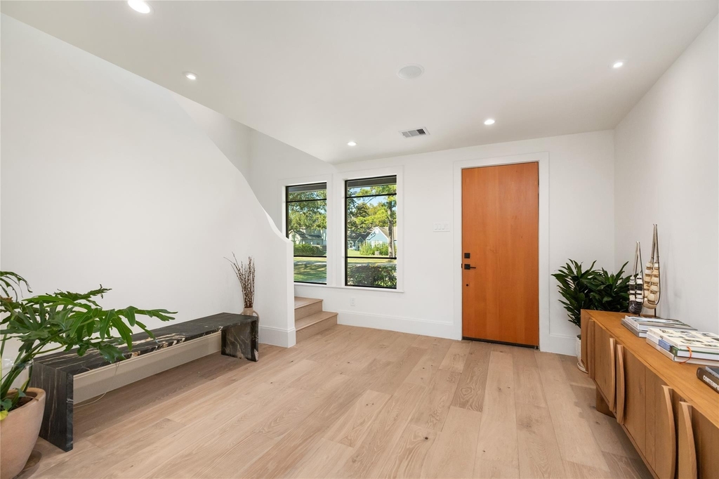 419 W 30th Street - Photo 5