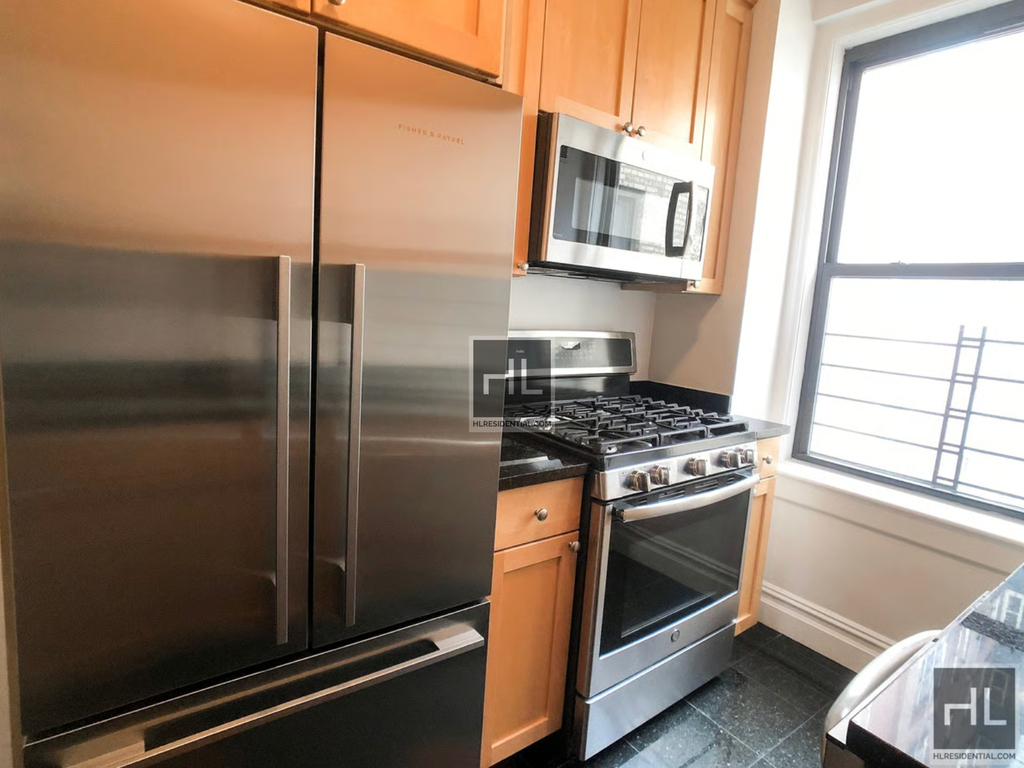 East 80th Street - Photo 2