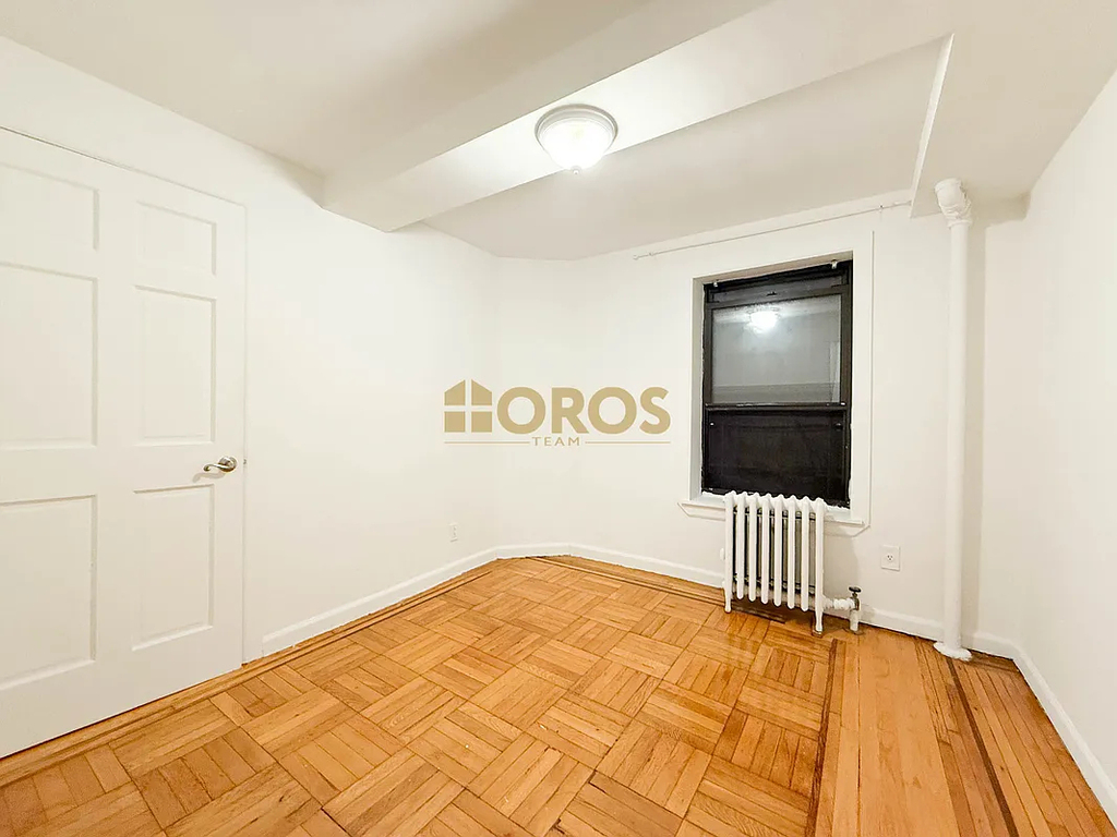 210 East 10th Street - Photo 5