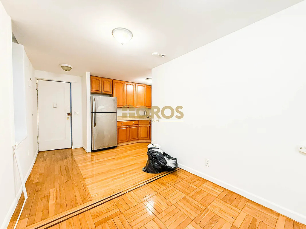210 East 10th Street - Photo 2