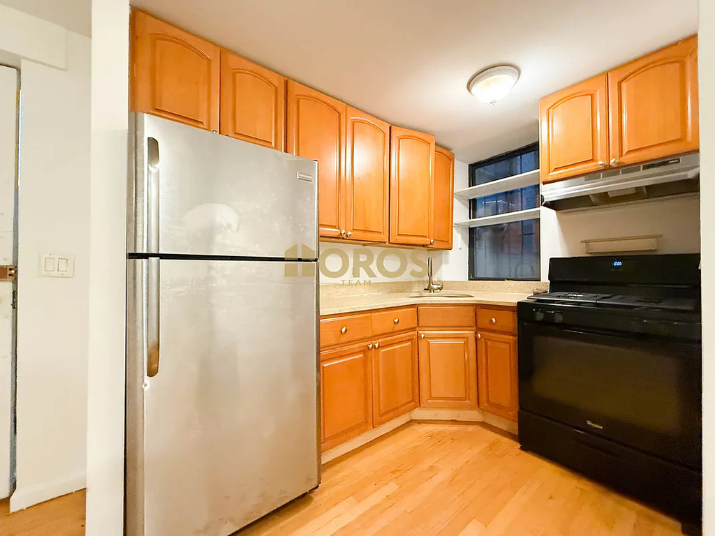 210 East 10th Street - Photo 0