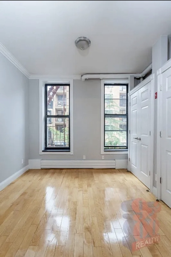 East 11th Street, Unit 4 - Photo 1