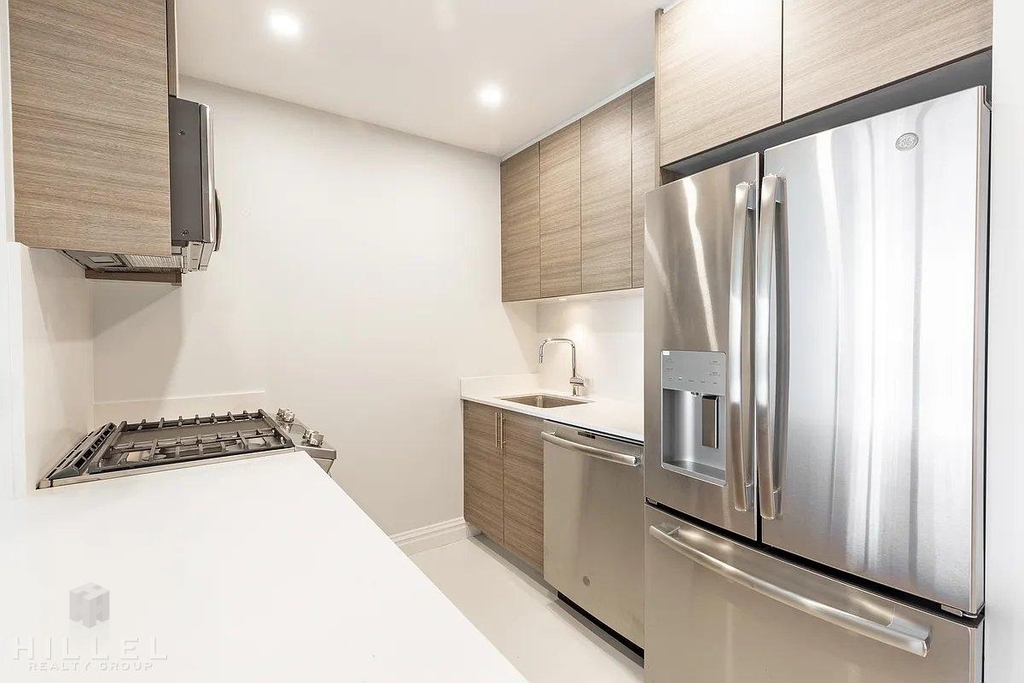 West 48th Street - Photo 9
