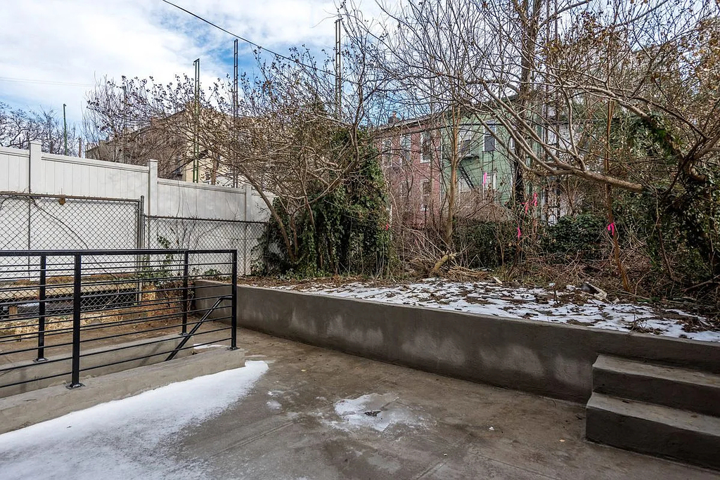 228 Kingsland Avenue - Photo 1