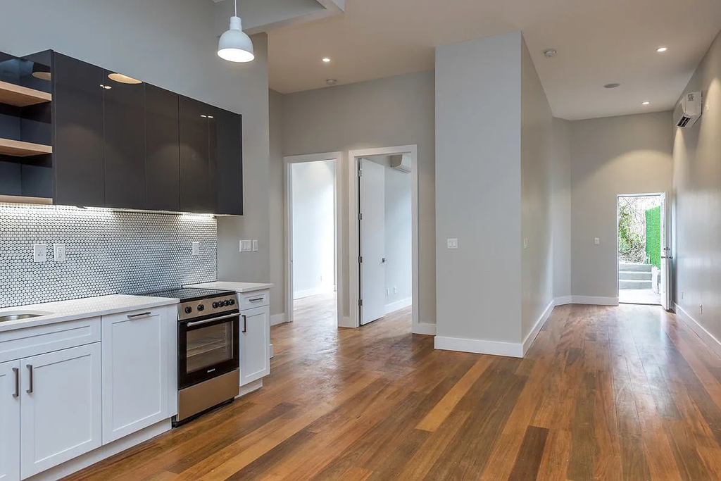 228 Kingsland Avenue - Photo 0