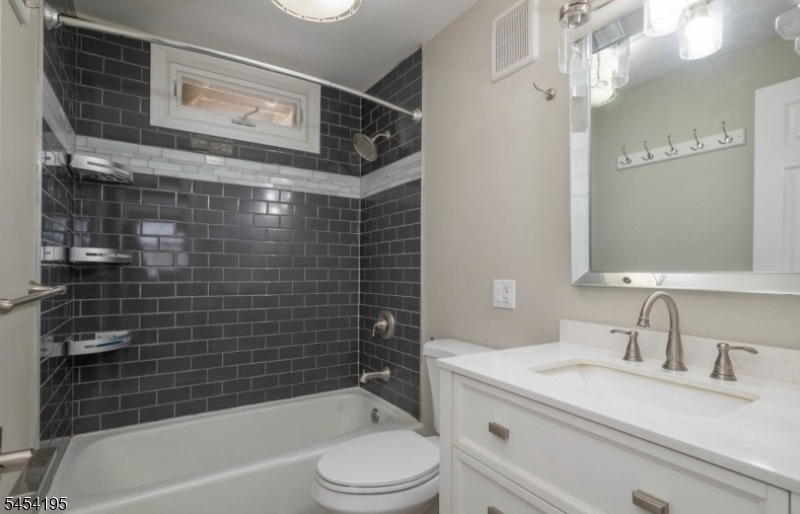 83 Chestnut St - Photo 5