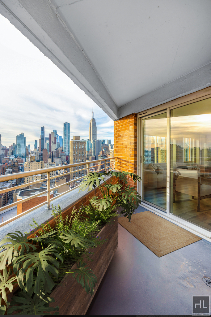 Second Avenue - Photo 2