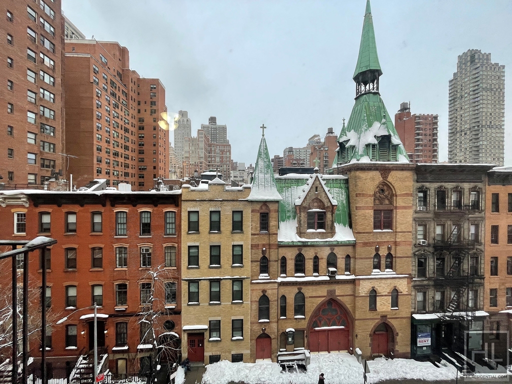 East 83 Street - Photo 4