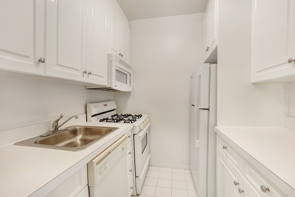 West 52nd Street - Photo 1
