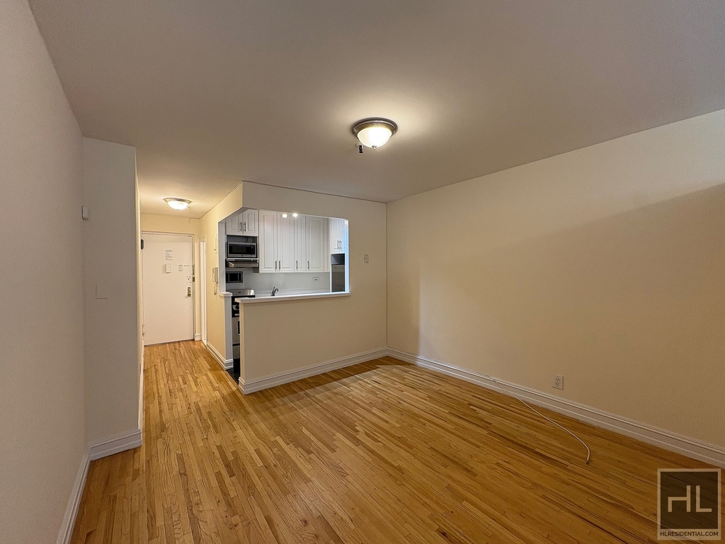 1 Avenue - Photo 1
