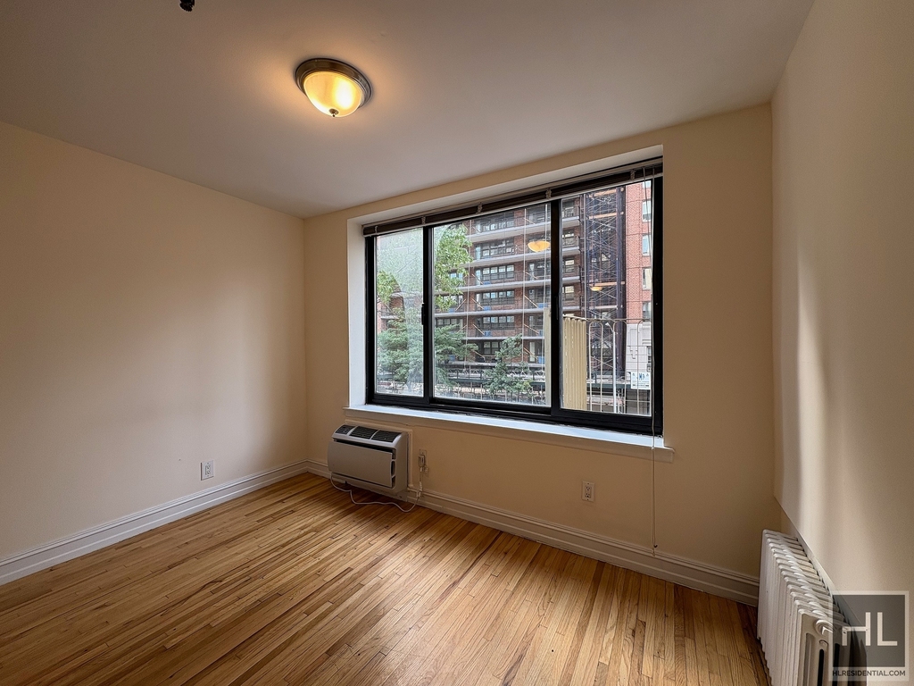 1 Avenue - Photo 3