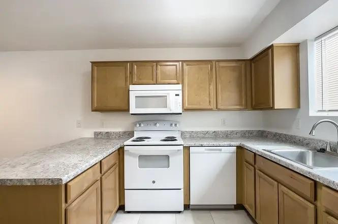 1735 W Cortez -- - Photo 10
