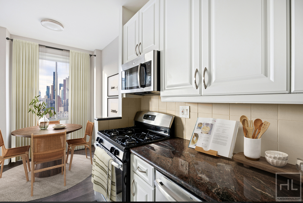 Second Avenue - Photo 3
