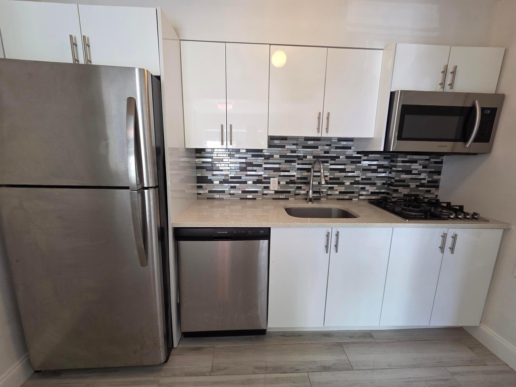 1605 E Broward Boulevard - Photo 2