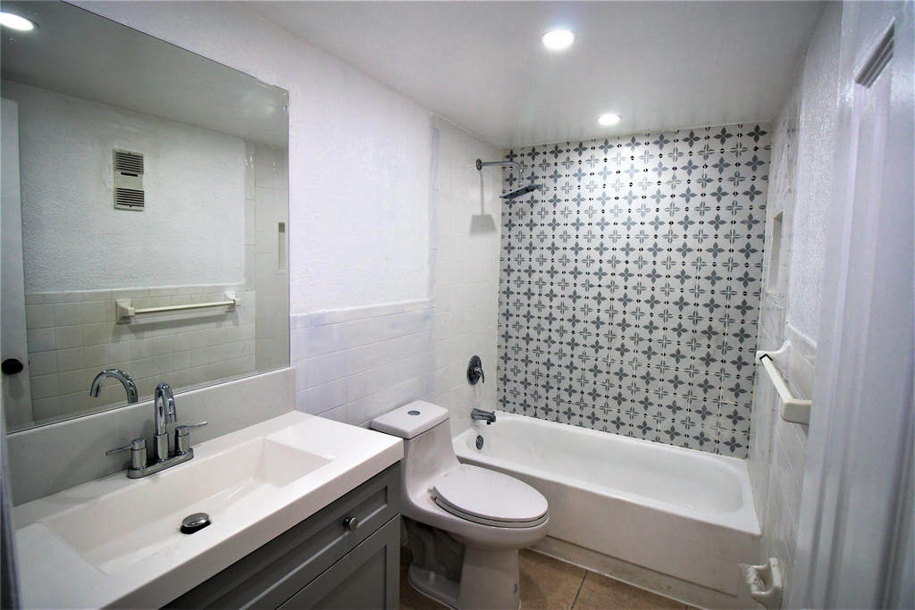 7000 Nw 186th Street - Photo 3