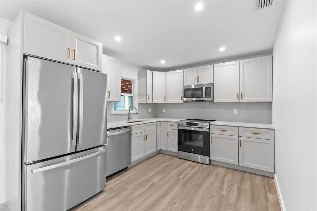 908 Lighthouse Drive - Photo 3