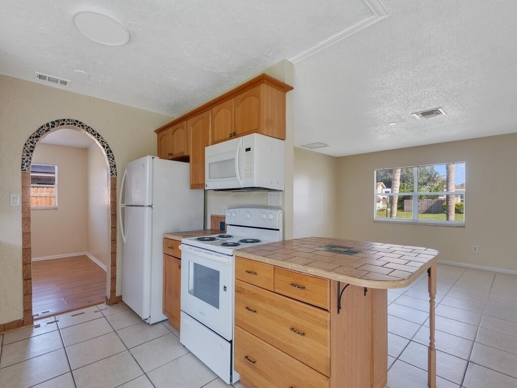 819 Sw Amethist Terrace - Photo 2