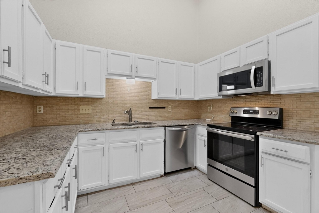 304 Cole Street - Photo 8