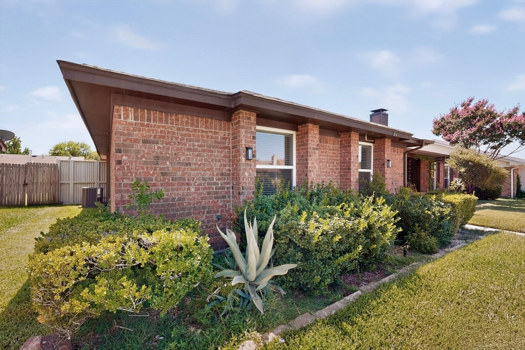 304 Cole Street - Photo 1