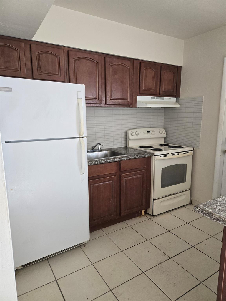 1560 Ne 111th Street - Photo 2