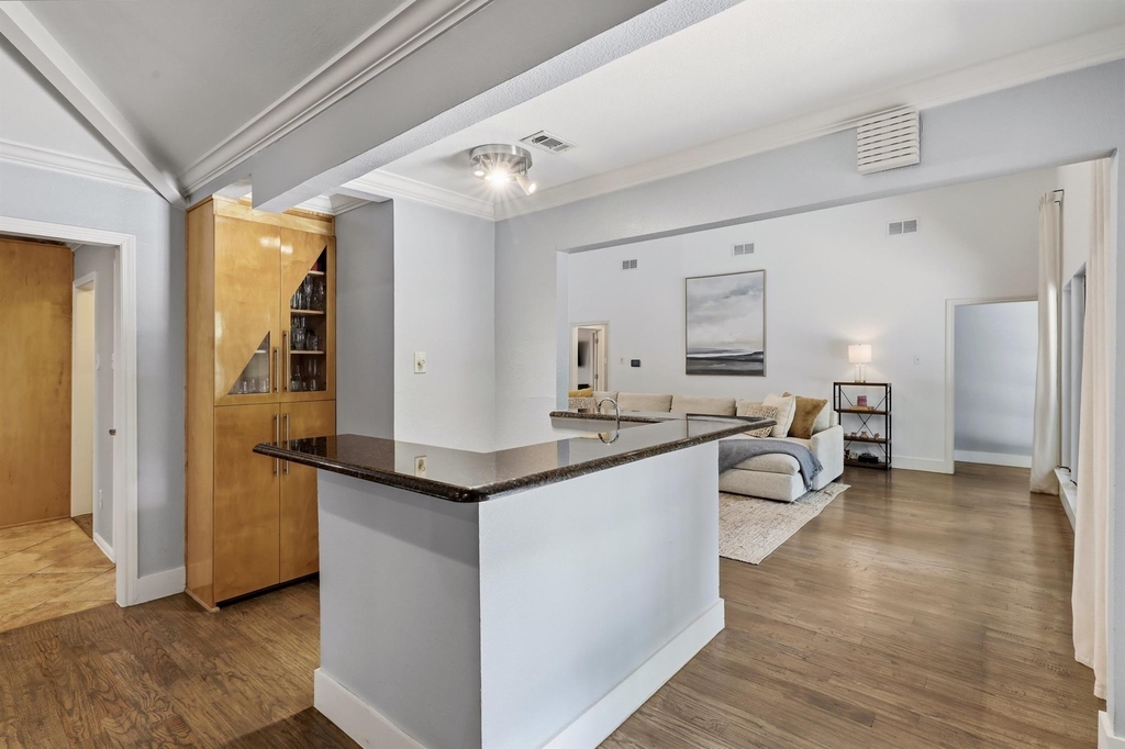 8710 Sanshire Avenue - Photo 9