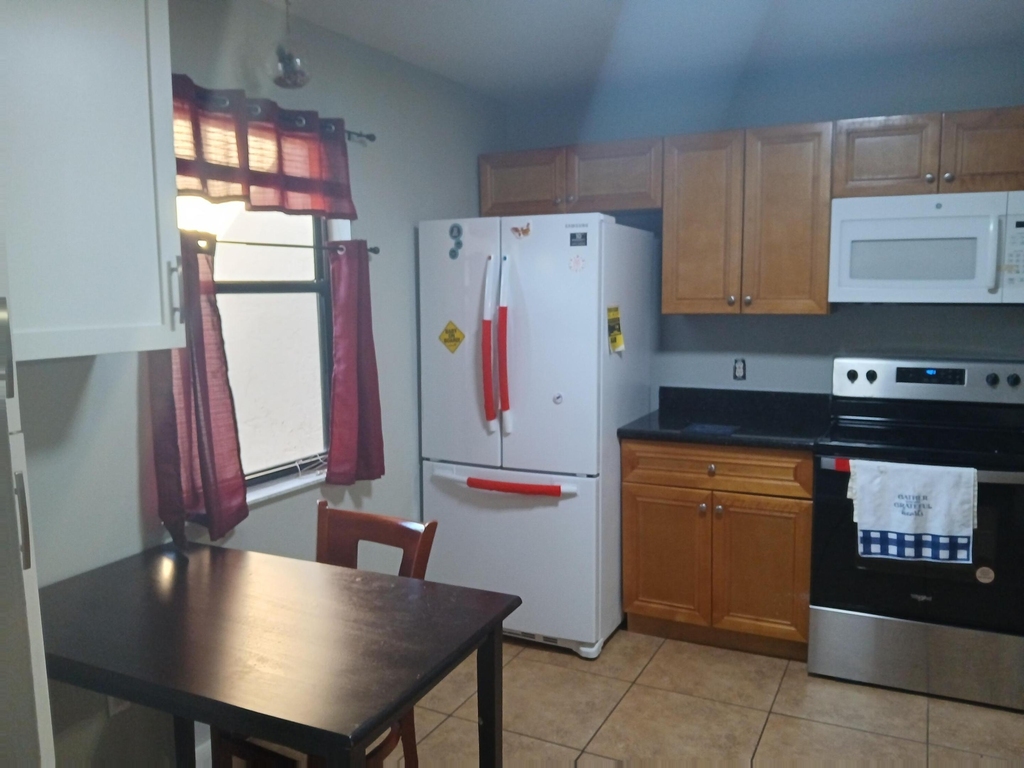1108 Lakeview Drive E - Photo 1