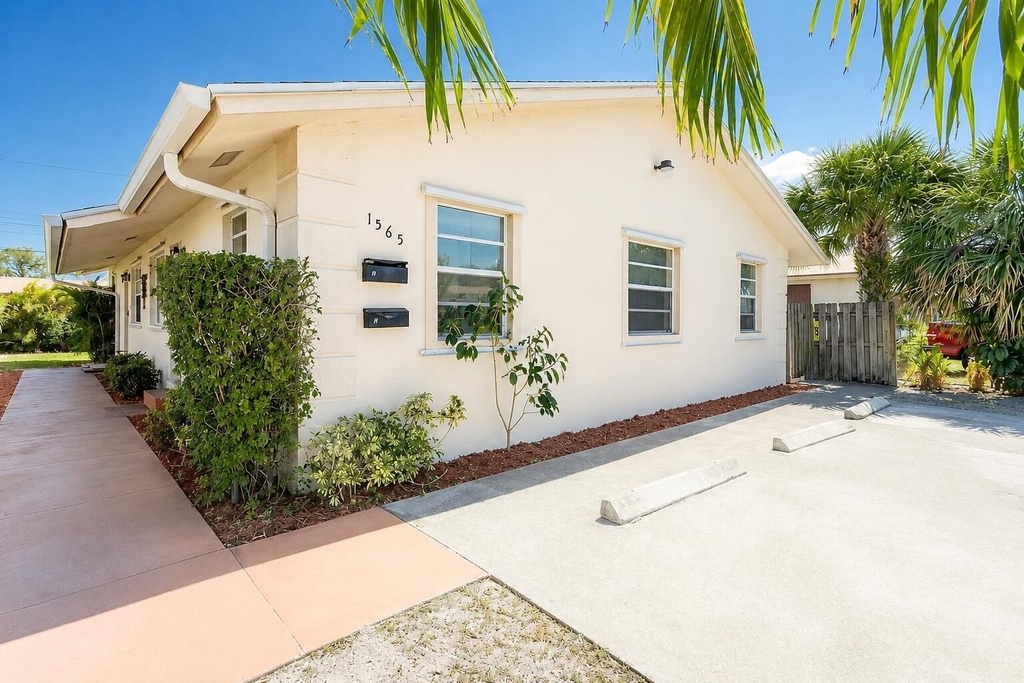 1565 W 28th Street - Photo 4
