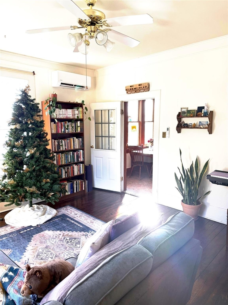 615 W Oak Street - Photo 1