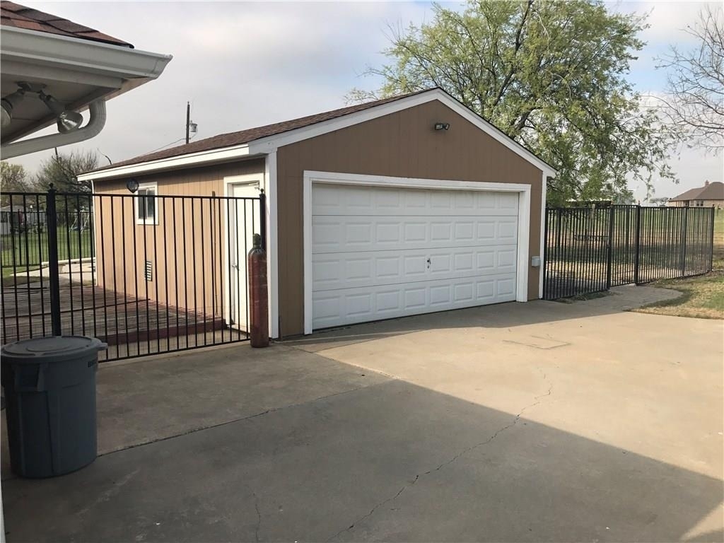 803 N Fm 156 - Photo 1
