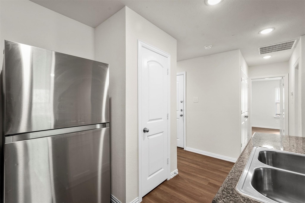 2208 Sayle Street - Photo 7
